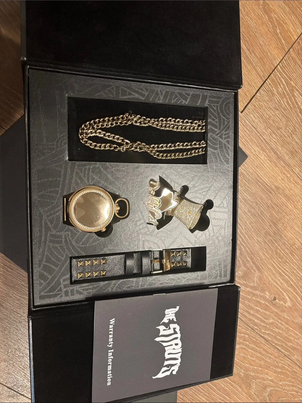 Limited edition of THE STRUTS x misfit “The time is now” watch box set